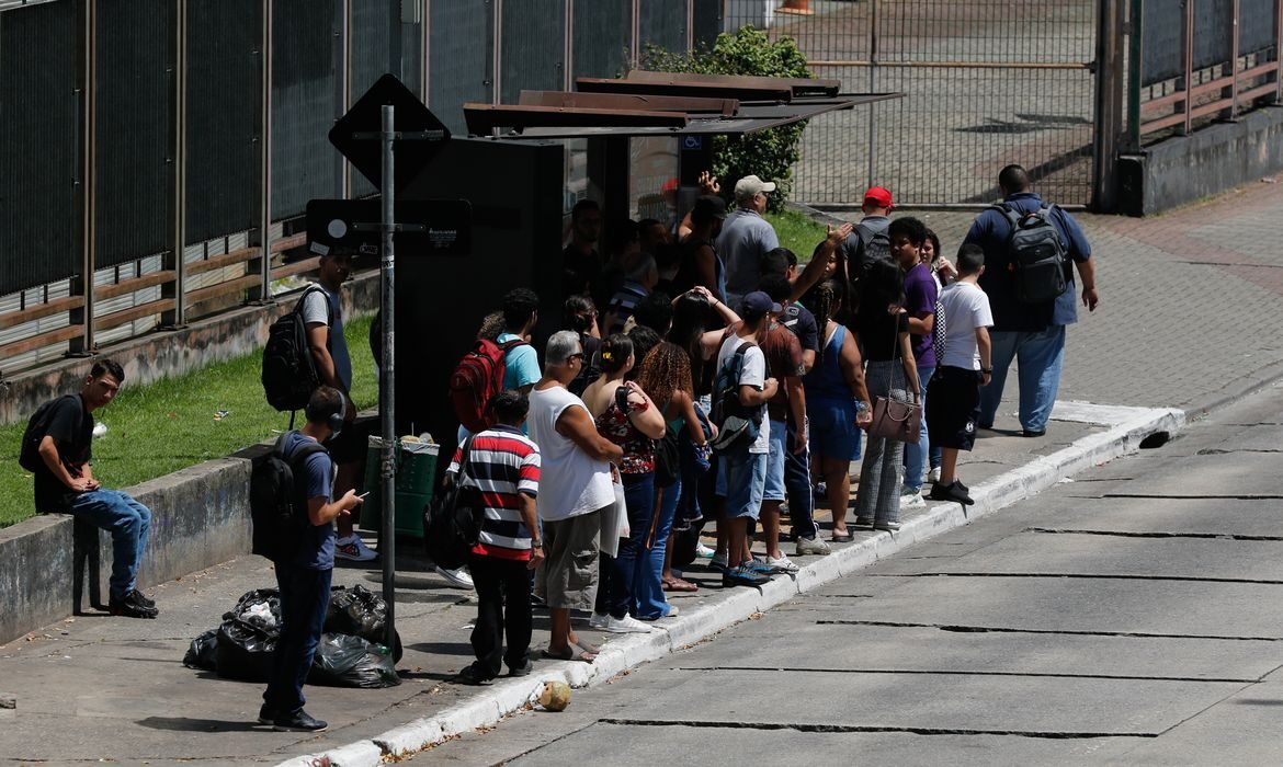 Greve de motoristas de ônibus afeta passageiros na zona sul de SP