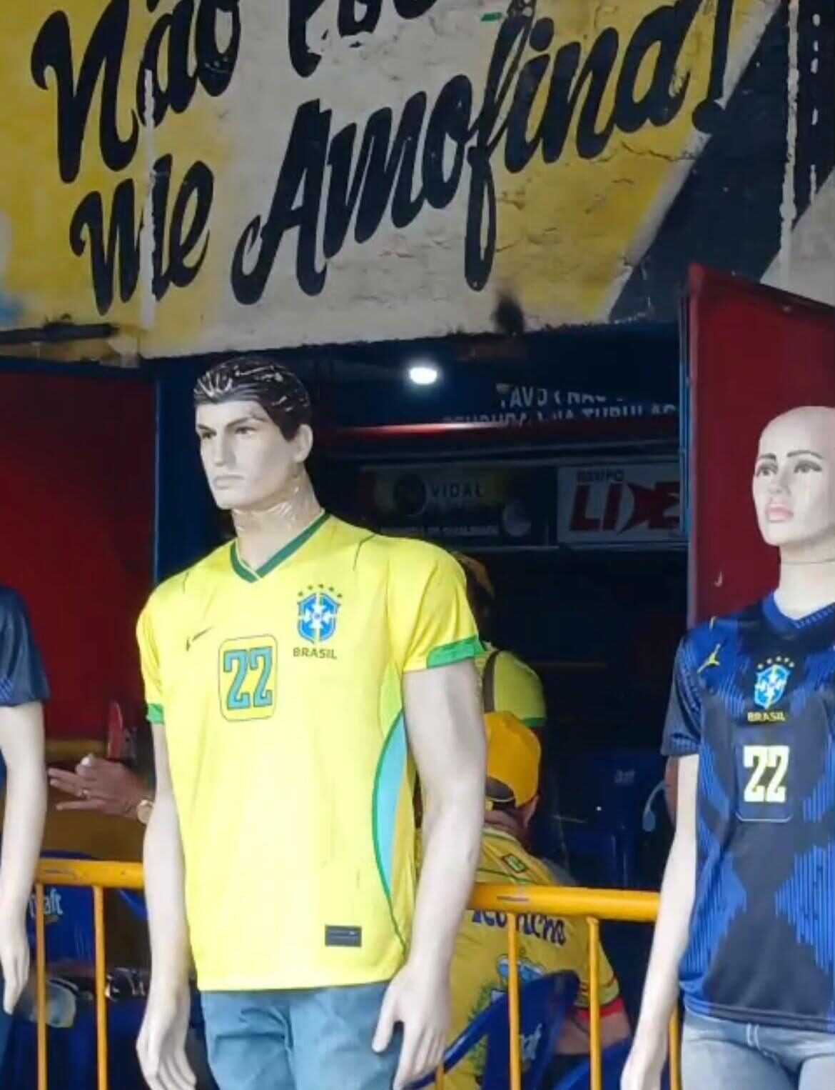 Rancho Não Posso me Amofiná tem propaganda de Flávio Bolsonaro recolhida