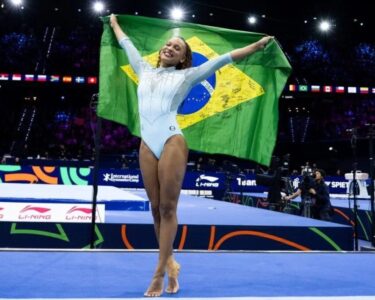 Rebeca Andrade é ouro no salto e conquista o tricampeonato mundial