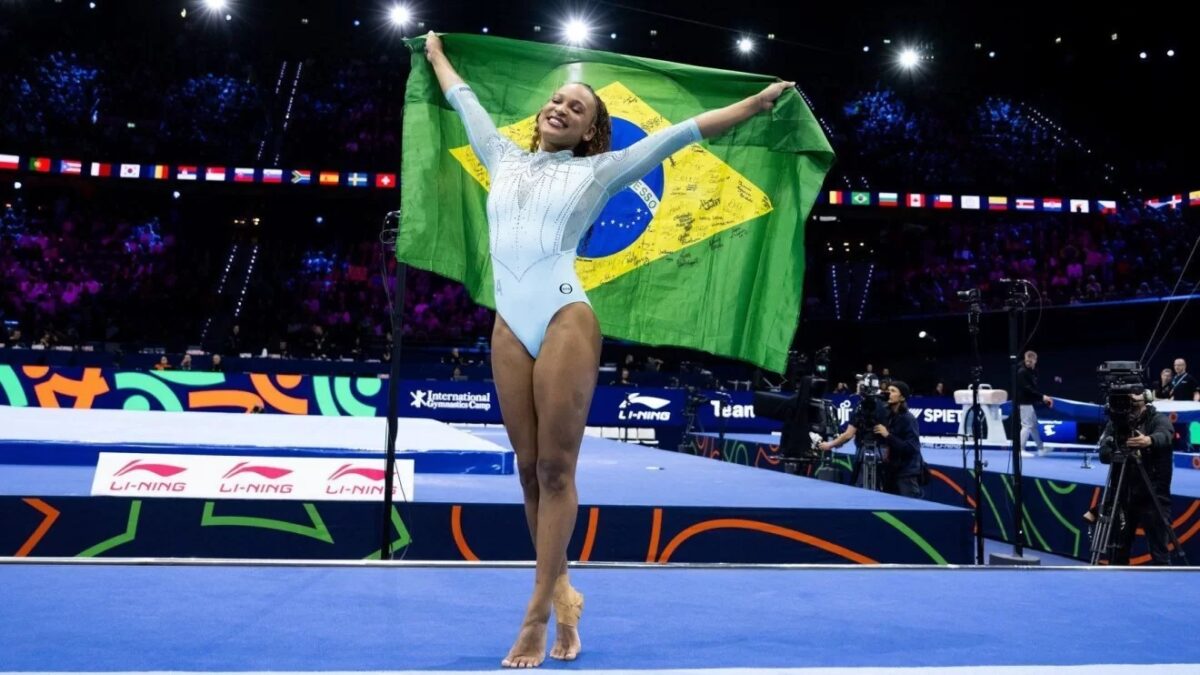 Rebeca Andrade fatura tricampeonato mundial no salto na Holanda