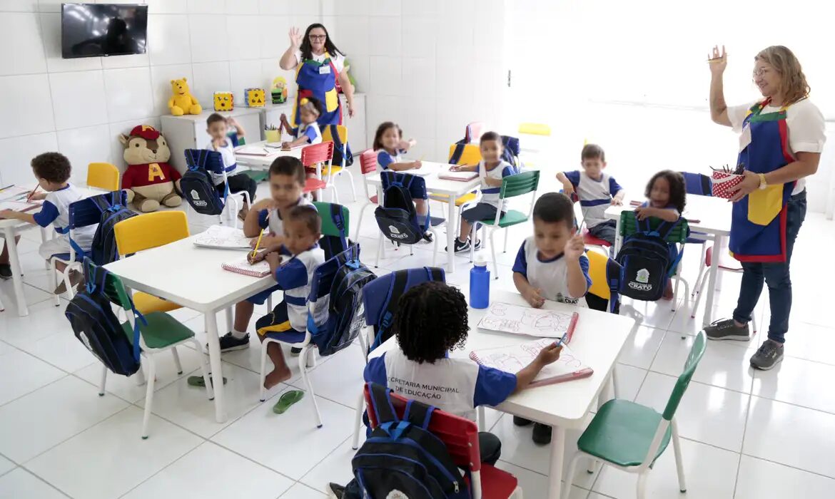 Recife abre dezenas de creches para facilitar voto de pais no domingo
