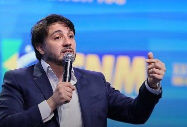 Renan Santos diz que eleitor dele que quiser votar em Flávio vai 'pagar mico' e 'perder tempo'
