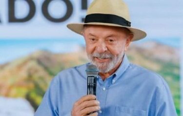 Se Flávio apresentar um documento autorizando quebrar o sigilo, vai ter debate, diz Lula