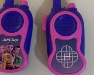 Voz de homem é ouvida em walkie-talkie de menina de 4 anos